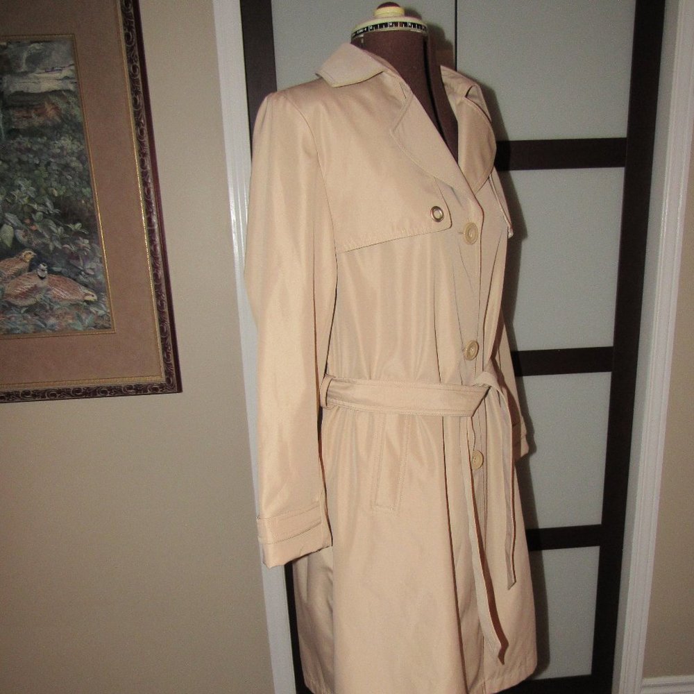NOVELTI Adorable Junior TRENCH STYLE COAT.  SIZE 5/6.  BEIGE.